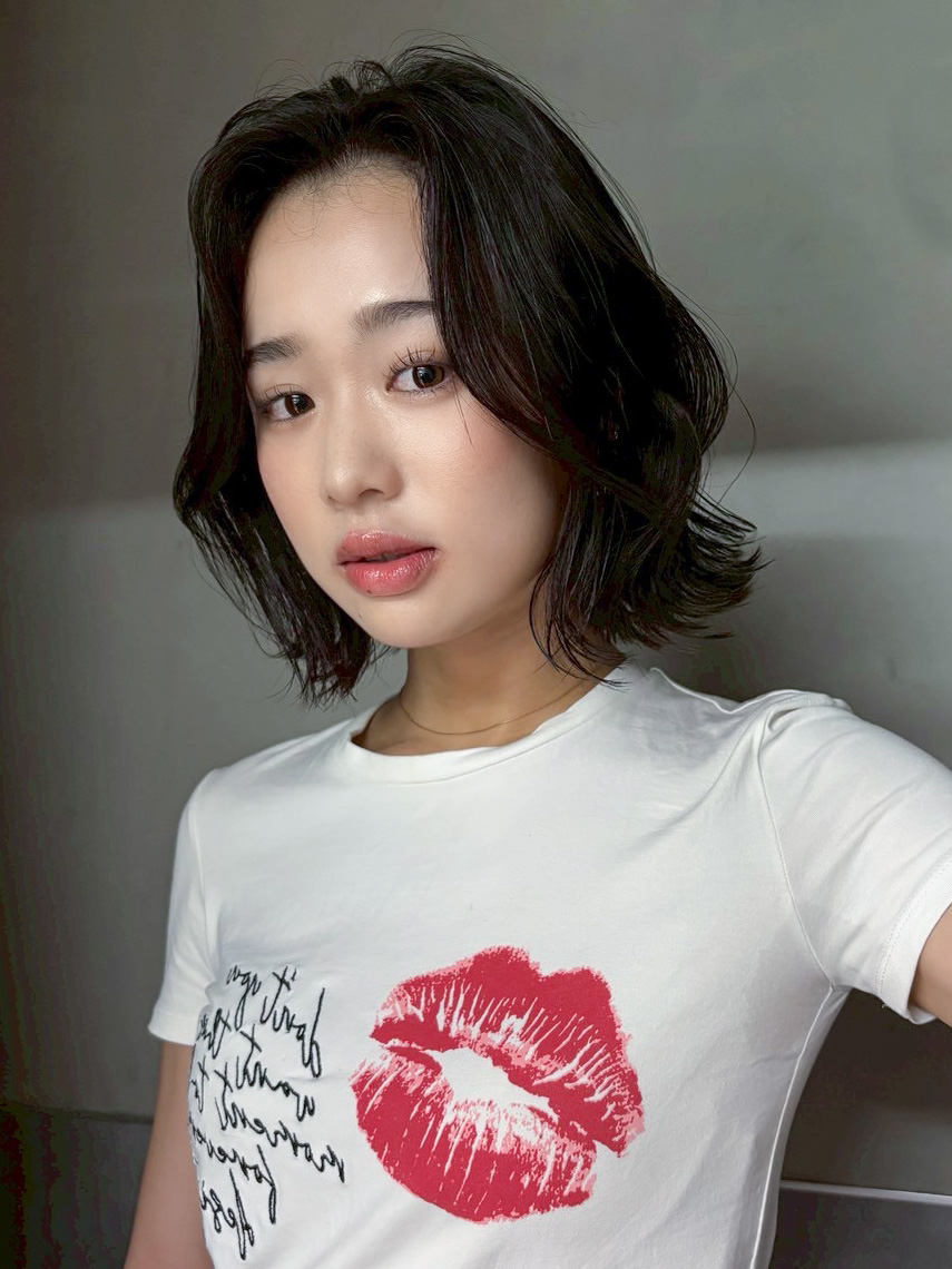 ミディアム顔周りレイヤー韓国ヘア暗めカラー_ba561572