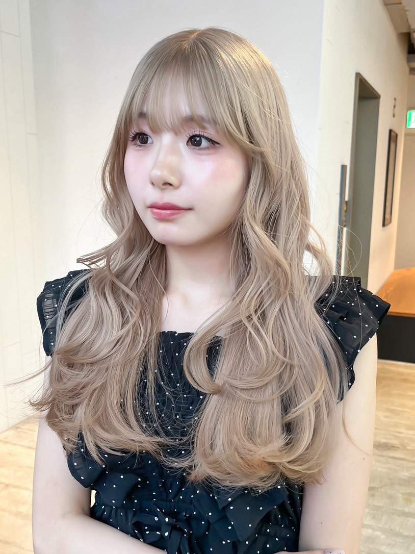 ハイトーンホワイトベージュ顔周りレイヤーロング_ba567631