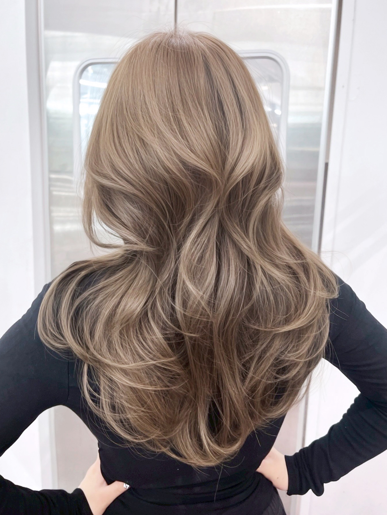 グレージュロング暗めカラー韓国ヘア顔周りレイヤー_ba567881