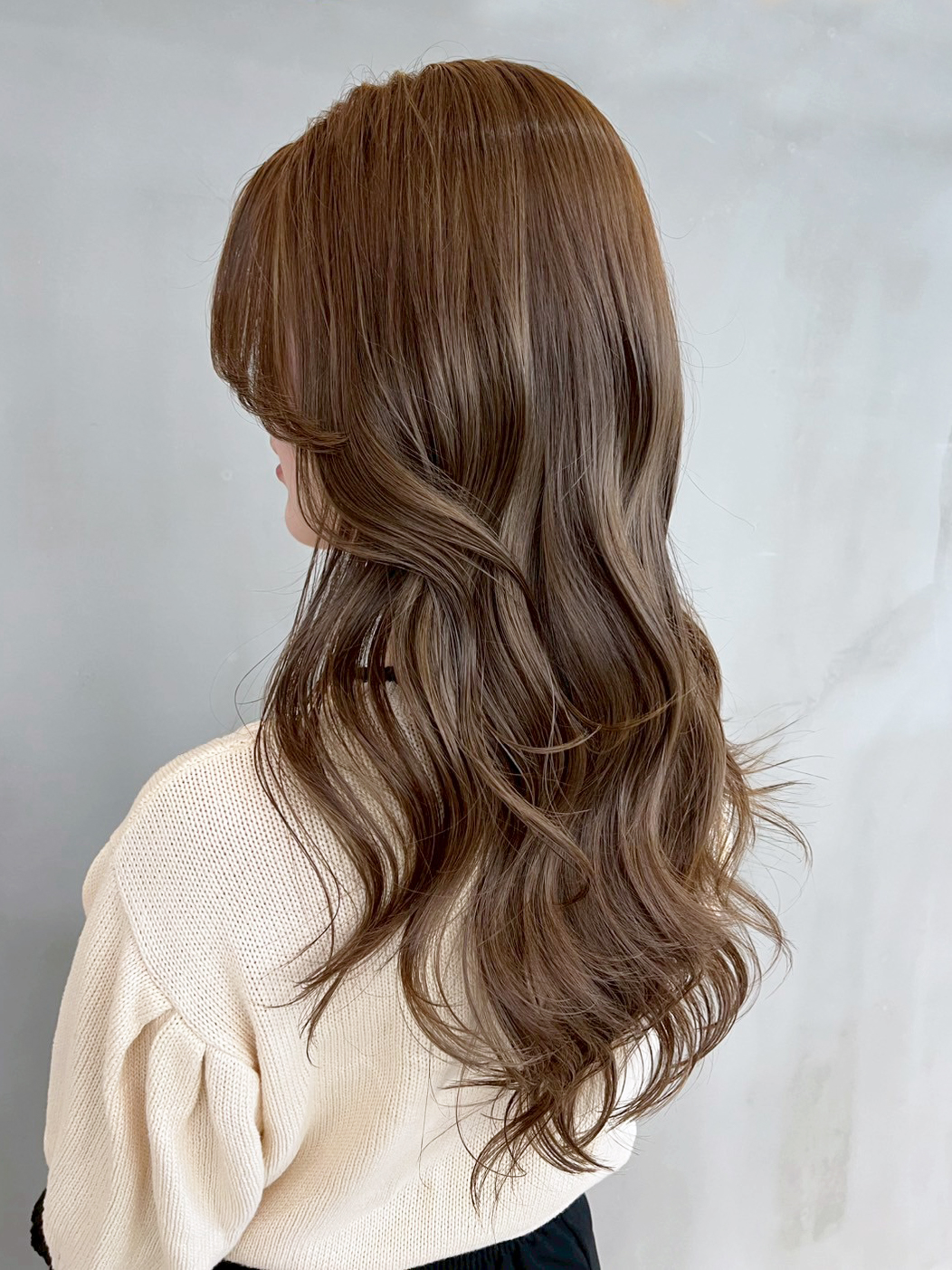 グレージュロング暗めカラー韓国ヘア顔周りレイヤー_ba567881