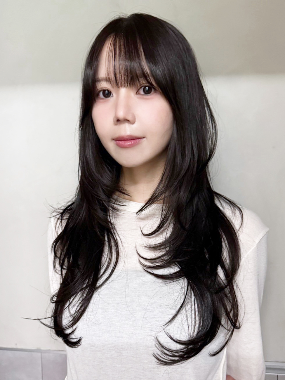 黒髪ロング韓国ヘア前髪カット小顔顔周りレイヤー_ba568151