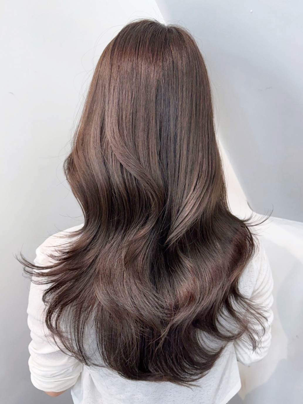 グレージュロング小顔韓国ヘアおくれ毛顔周りレイヤー_ba568141