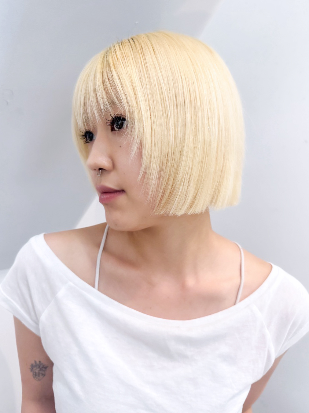 ハイトーンブロンドブリーチボブ前髪カット小顔_ba568221
